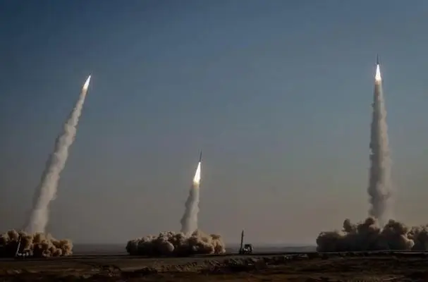 Iran reveals hidden strength, 30 heavy missiles are launched together, and Israel's economy and port cities are severely damaged