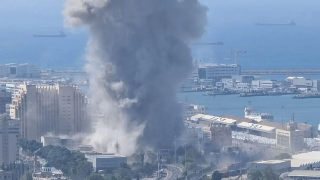 Iran reveals hidden strength, 30 heavy missiles are launched together, and Israel's economy and port cities are severely damaged